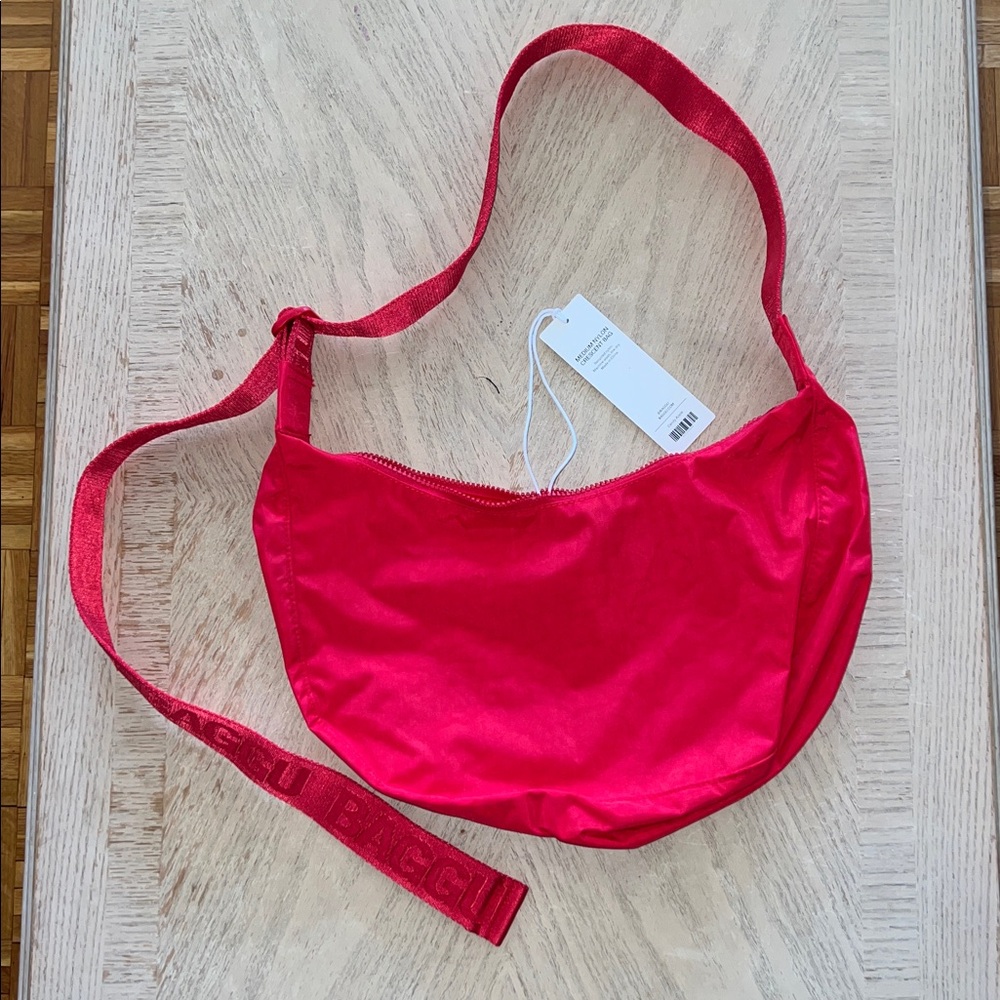 Baggu Medium Crescent Bag in Candy Apple